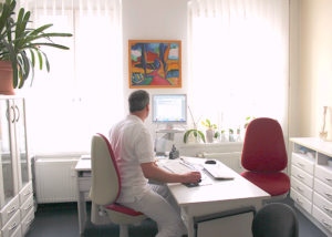 Dr. med. Jörg-Dieter Schlosser in einem Behandlungszimmer seiner Orthopädiepraxis